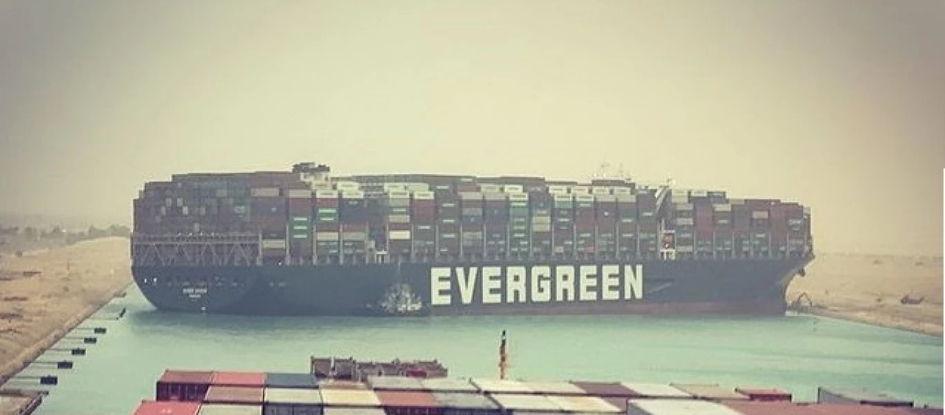 Φοβερό περιστατικό στη διώρυγα του Σουέζ: Ακινητοποιήθηκε πλοίο και έκλεισε το πέρασμα (βίντεο)